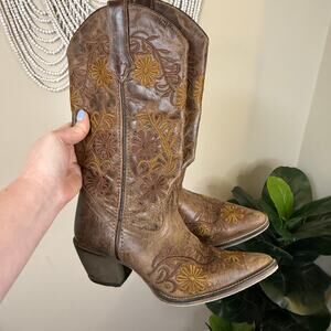 Rawhide Women's Embroidered Floral Cowgirl Boots 7 $164 retail